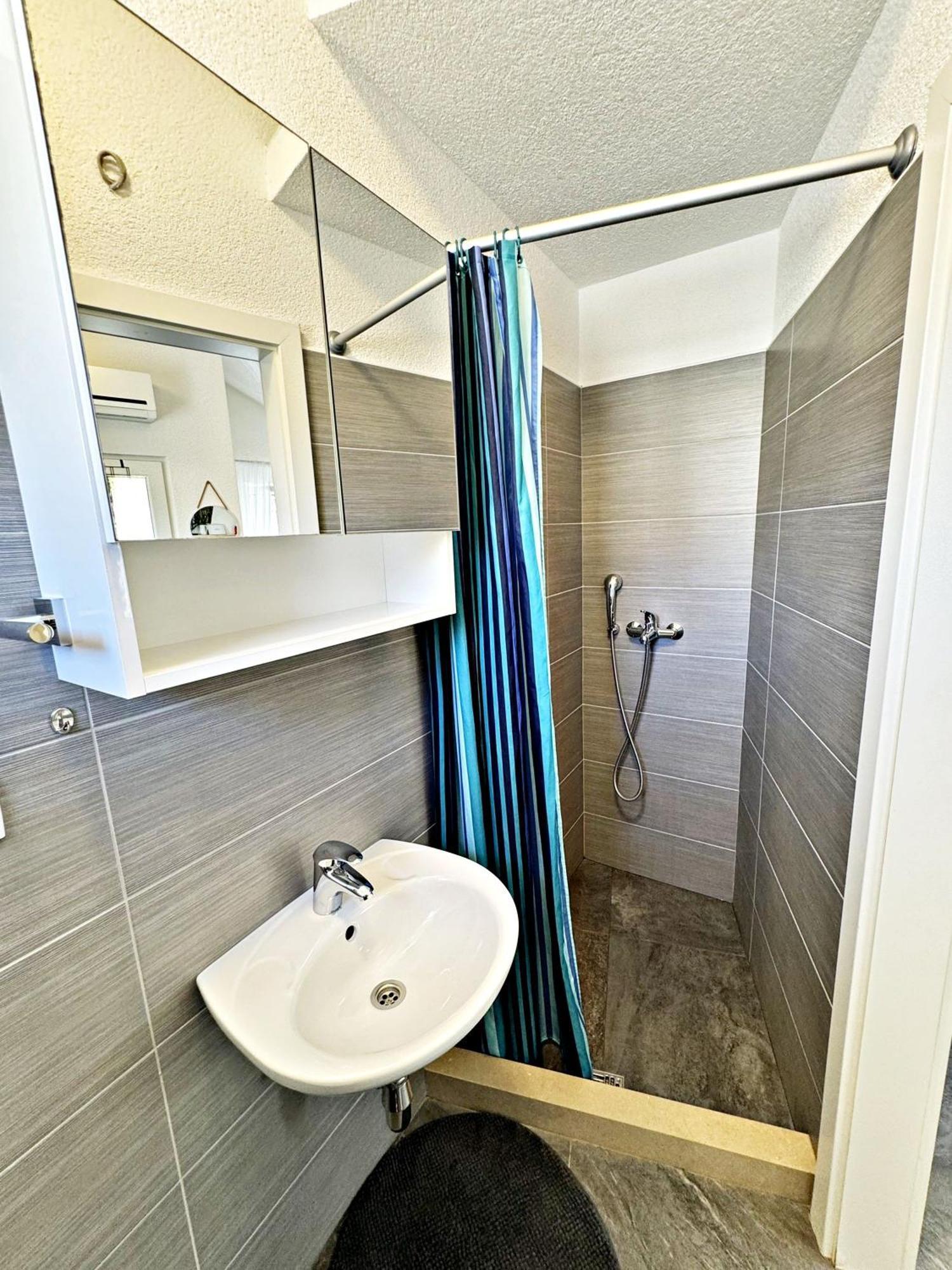 Studio Apartment Matoni Postira Exteriör bild